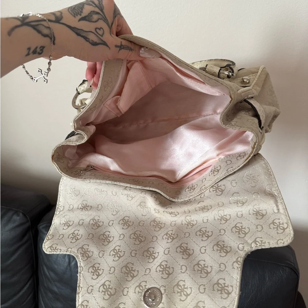 GUESS vintage Cream Logo-Embossed Shoulder Bag with Silver Hardware - Picture 7 of 10